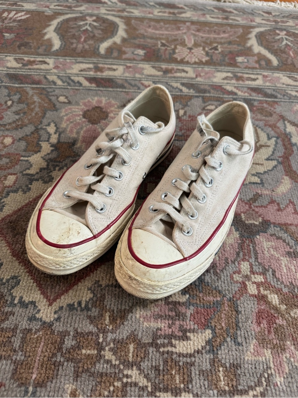 Converse low tops - 8 women’s